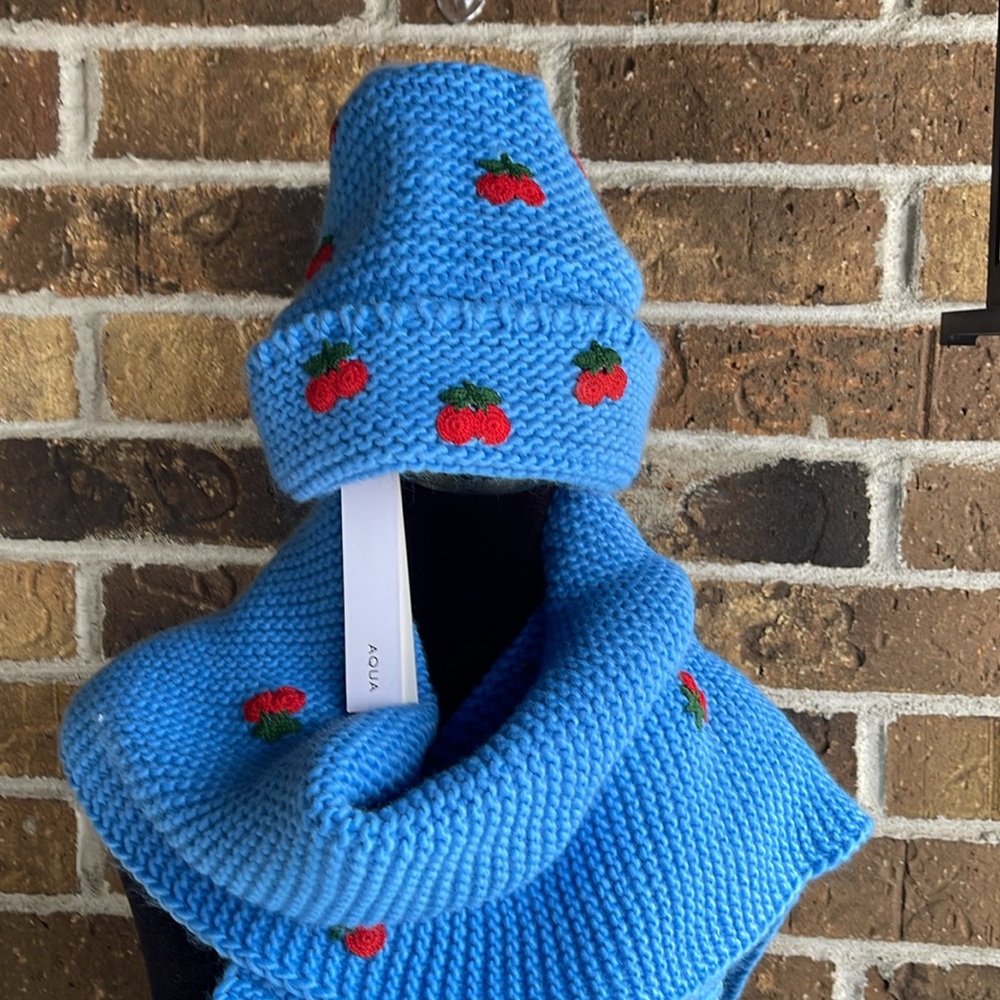 New AUQUA Hat and Scarf Set